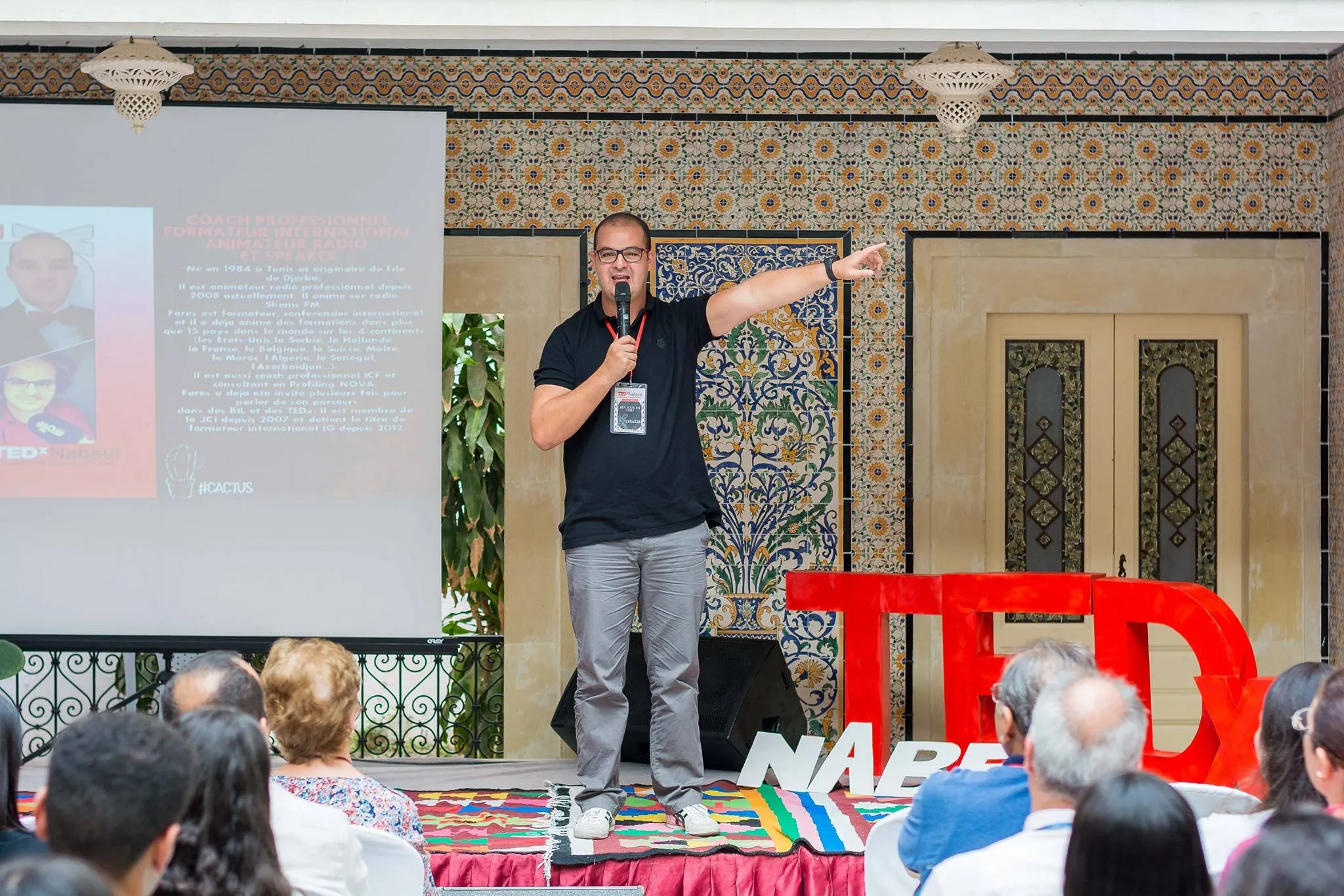 فارس بن صويلح يلقي كلمة على مسرح TEDx نابل